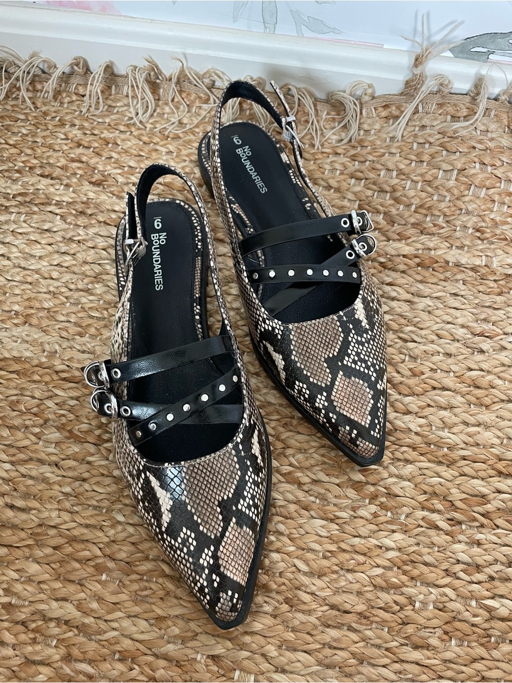 NWOT No Boundaries Black White Snake Print Pointed Mules 9 Animal Print Toe Fall
